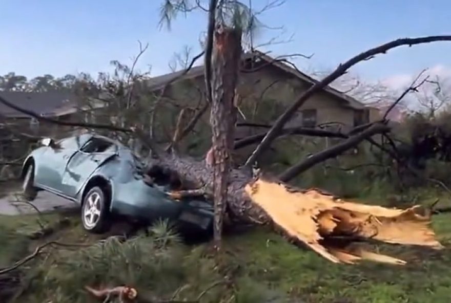 tornados-nos-eua-causam-morte-e-atraso-em-milhares-de-voos-video