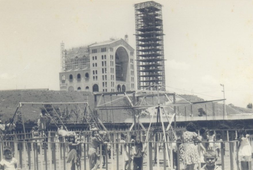 torre-brasilia3A-presente-de-jk-e-marco-de-amizade-na-basilica-de-aparecida