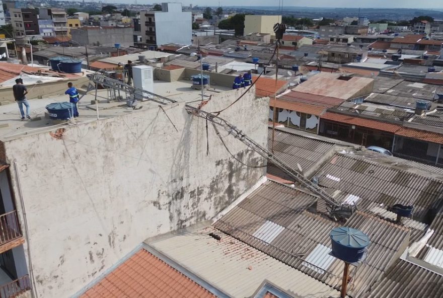 torre-de-telefonia-cai-e-fere-operario-em-ceilandia3A-danos-em-duas-casas.-medidas-preventivas-tomadas.-confira-no-site-de-df