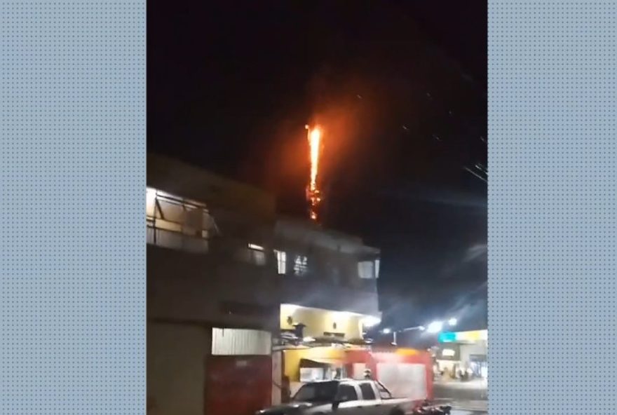torre-de-telefonia-pega-fogo-em-taubate2C-sp3A-nao-houve-vitimas.-atuacao-rapida-do-corpo-de-bombeiros-evita-danos-maiores