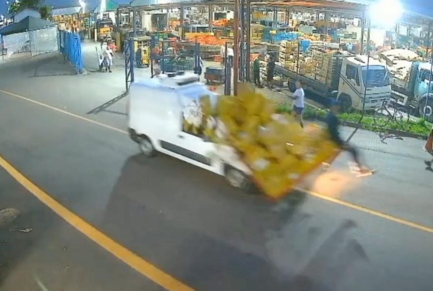 trabalhador-da-ceasa-curitiba-e-atropelado-em-video-chocante3A-cuidado-nas-vias-internas trabalhador-da-ceasa-curitiba-e-atropelado-em-video-chocante3A-cuidado-nas-vias-internas