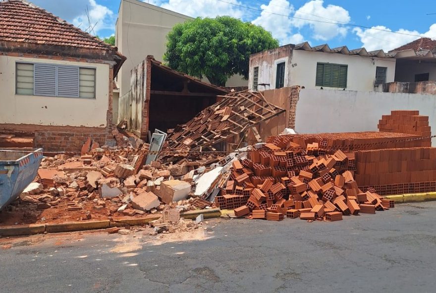 trabalhador-ferido-em-desabamento-de-obra-em-martinopolis3A-parede-e-telhado-atingem-vitima trabalhador-ferido-em-desabamento-de-obra-em-martinopolis3A-parede-e-telhado-atingem-vitima