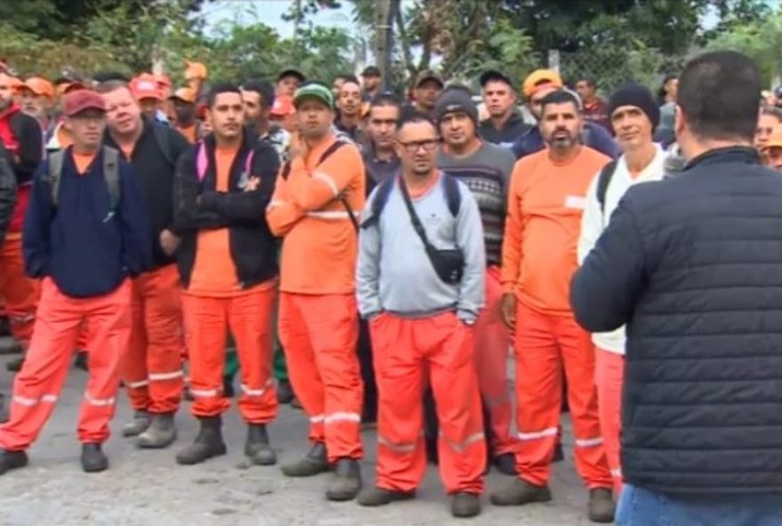 trabalhadores-da-coleta-de-lixo-em-jacarei-protestam-contra-demissoes-sem-justificativa3A-atualizacoes-sobre-o-caso