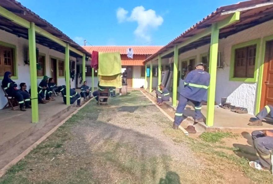 trabalhadores-da-limpeza-de-fernando-de-noronha-denunciam-mas-condicoes-de-trabalho3A-falta-de-epis2C-alojamentos-precarios-e-disparidade-salarial trabalhadores-da-limpeza-de-fernando-de-noronha-denunciam-mas-condicoes-de-trabalho3A-falta-de-epis2C-alojamentos-precarios-e-disparidade-salarial