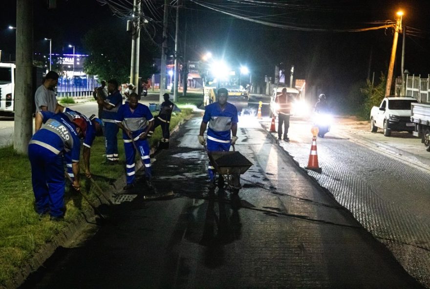 trabalhadores-do-rio-driblam-calor3A-turno-invertido-e-roupa-blindada