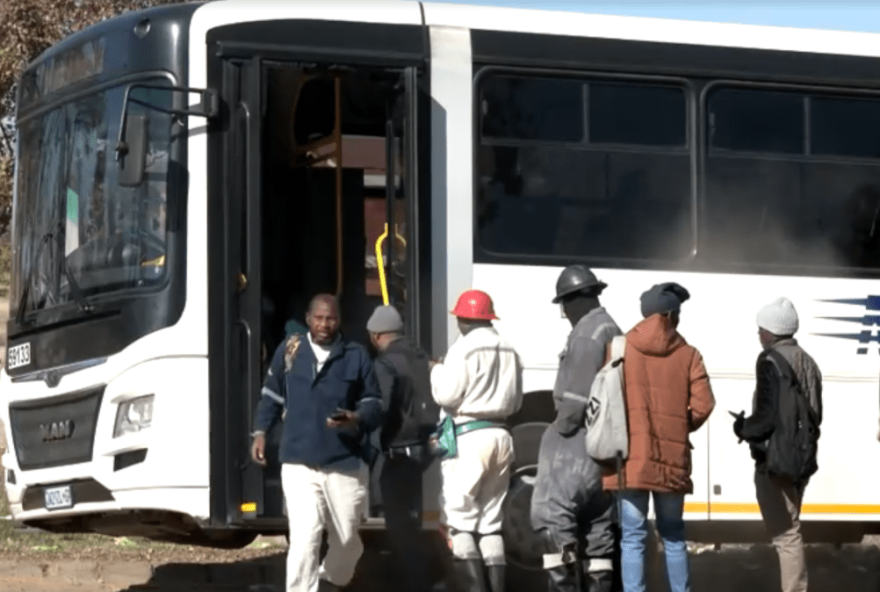 trabalhadores-resgatados-apos-acidente-em-mina-na-africa-do-sul3A-quase-um-terco-trazido-a-superficie2C-sem-feridos