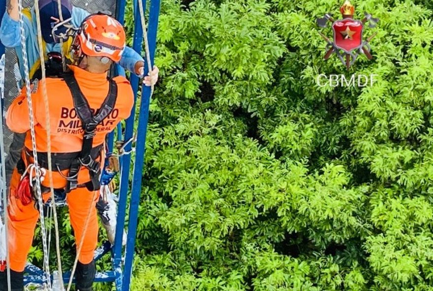 trabalhadores-resgatados-em-brasilia-apos-ficarem-pendurados-no-5o-andar trabalhadores-resgatados-em-brasilia-apos-ficarem-pendurados-no-5o-andar