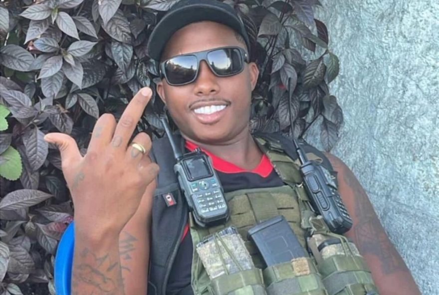 traficante-mangabinha2C-procurado-por-morte-de-agente-da-core2C-ostenta-armas-antes-de-confronto-fatal