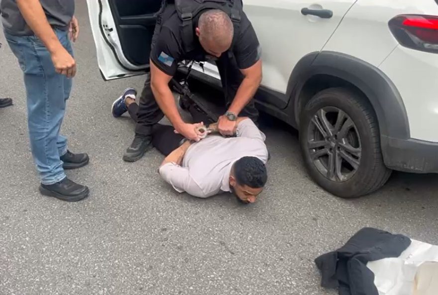 traficante-suspeito-de-ataque-a-aeronave-e-preso-saindo-de-motel-em-botafogo traficante-suspeito-de-ataque-a-aeronave-e-preso-saindo-de-motel-em-botafogo