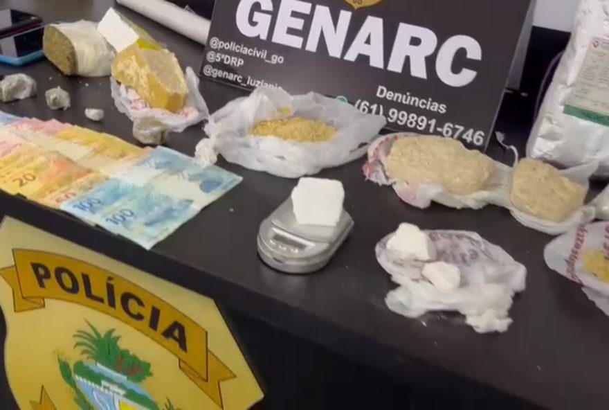 Foram localizadas drogas variadas, entre tabletes de maconha, de cocaína, pedras de crack, insumos como benzocaína e balança de precisão (Foto: Divulgação/Polícia Civil-GO)