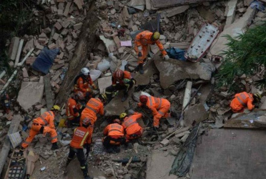 tragedia-em-bairro-de-bh3A-possibilidade-de-quarta-vitima-nao-e-descartada-pelos-bombeiros