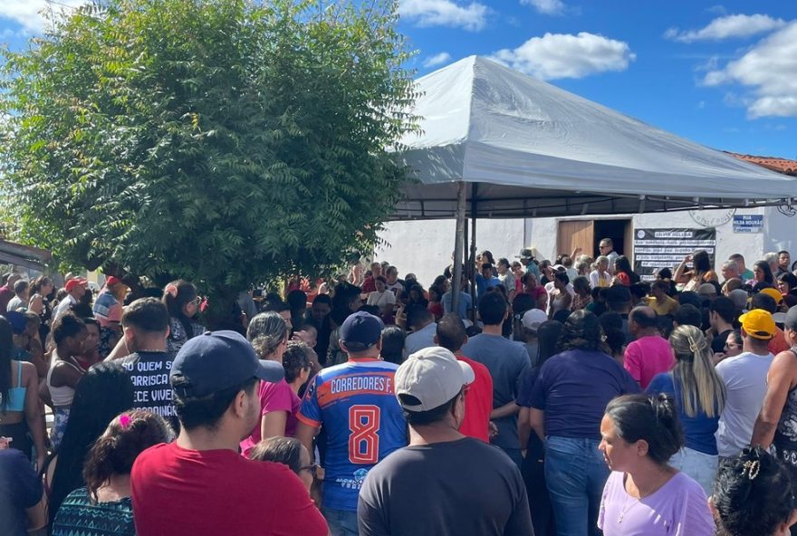 tragedia-em-crateus3A-seis-familiares-sao-velados-apos-acidente-fatal-no-ceara