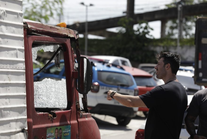 tragedia-em-duque-de-caxias3A-policial-civil-atira-em-ex-companheira-em-frente-a-deam