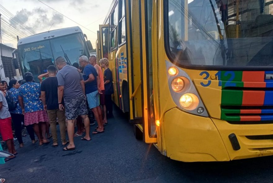 tragedia-em-jaboatao-dos-guararapes3A-adolescente-de-14-anos-morre-ao-surfar-em-onibus
