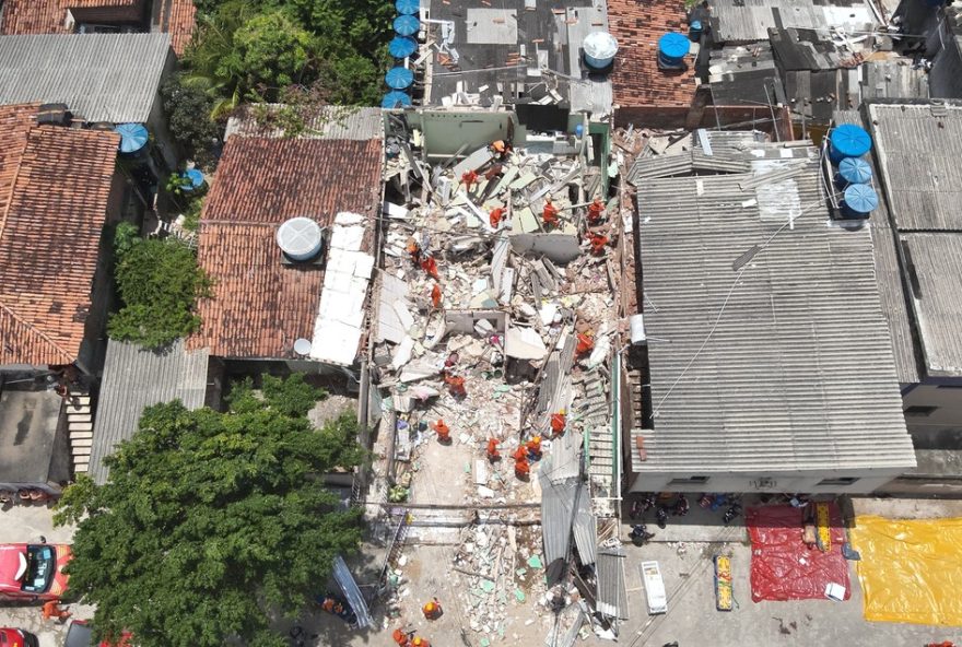 tragedia-em-olinda3A-explosao-destroi-casas-e-deixa-mortos-e-feridos tragedia-em-olinda3A-explosao-destroi-casas-e-deixa-mortos-e-feridos