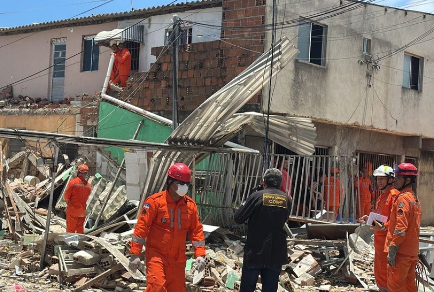 tragedia-em-ouro-preto2C-olinda3A-explosao-deixa-uma-pessoa-morta-e-10-feridas-equipes-de-resgate-atuam-incansavelmente