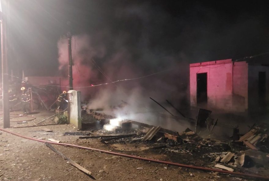 tragedia-em-painel3A-incendio-destroi-casas-e-vitima-tres-pessoas-na-serra-de-santa-catarina tragedia-em-painel3A-incendio-destroi-casas-e-vitima-tres-pessoas-na-serra-de-santa-catarina