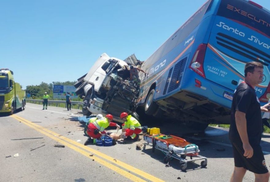 tragedia-em-pelotas3A-11-vitimas-fatais-e-11-feridos-em-acidente tragedia-em-pelotas3A-11-vitimas-fatais-e-11-feridos-em-acidente