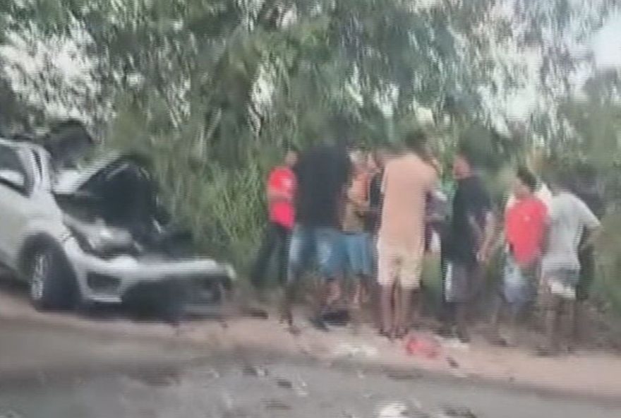 tragedia-em-porto-de-galinhas3A-acidente-fatal-entre-onibus-e-carro-deixa-dois-mortos-em-ipojuca2C-pernambuco