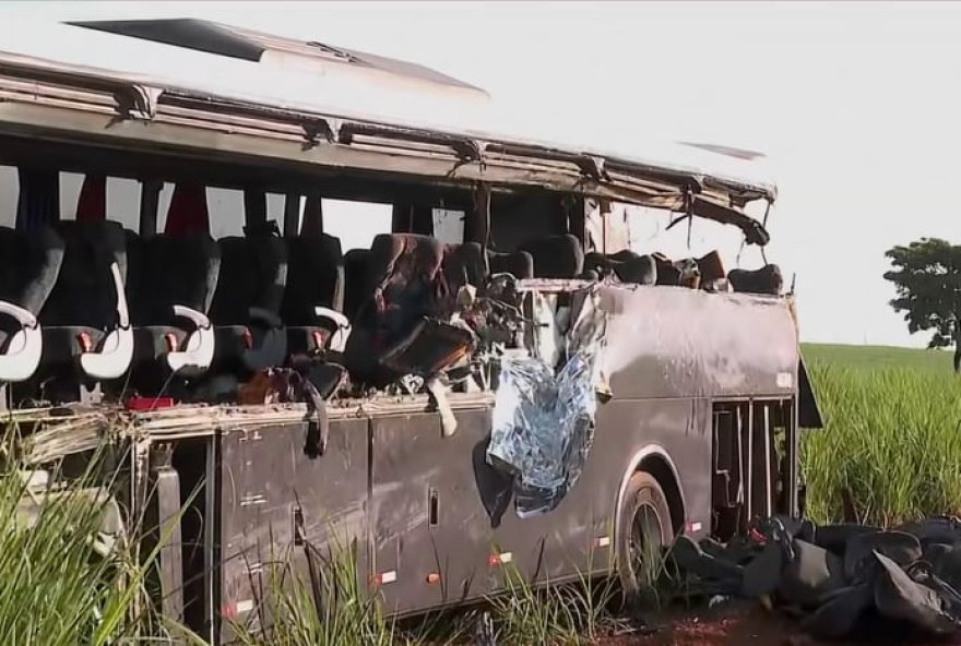 tragedia-em-sp3A-acidente-de-onibus-mata-12-universitarios-da-unifran0A