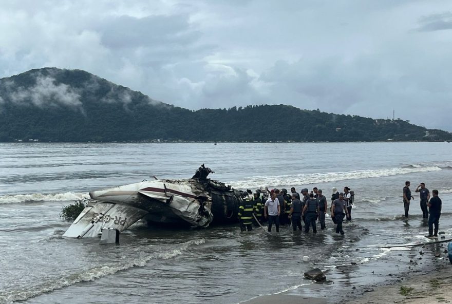 tragedia-em-ubatuba3A-aviao-explode-com-familia-de-fazendeira-de-goias