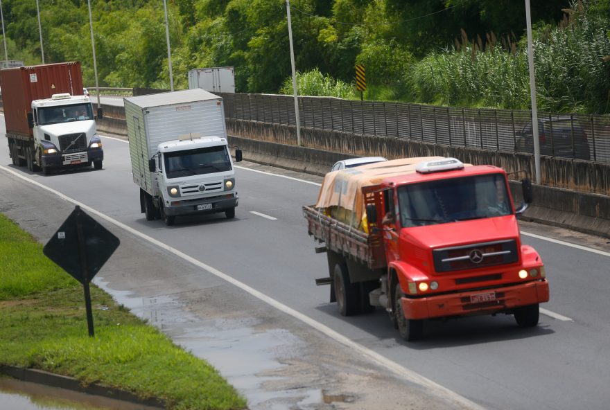 AÇÃO DE DISTRIBUIÇÃO DE ALIMENTO PARA CAMINHONEIROS. Salvador
Ação de distribuição de lanche e água para caminhoneiros na BR-324, em Simões Filho, e na BR-116, em Feira de Santana. A iniciativa é da concessionária Bravo em parceria com a PRF Bahia. A entrega será feita em drive thru montados nas delegacias da PRF. A ideia é dar suporte para os caminhoneiros que são essenciais para manter o país abastecido, inclusive de itens essenciais no combate ao Coronavírus.
Na foto caminhões trafegal pela BR324 no periododa quarentena.
Foto: Rafael Martins/ Ag: A TARDE
Data:01/04/2020