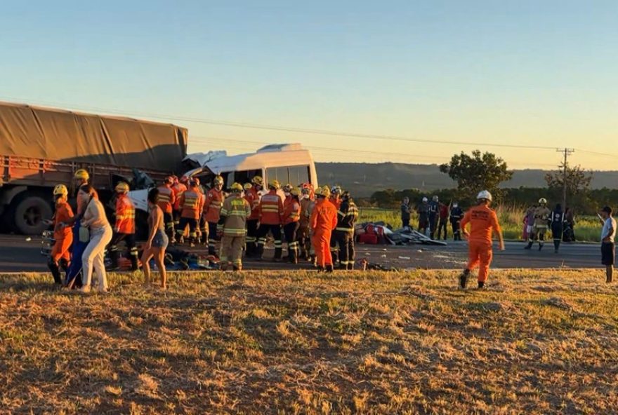 tragedia-na-br-0203A-acidente-deixa-5-mortos-e-11-feridos-em-df-go2C-motorista-dirigia-ha-13-horas tragedia-na-br-0203A-acidente-deixa-5-mortos-e-11-feridos-em-df-go2C-motorista-dirigia-ha-13-horas