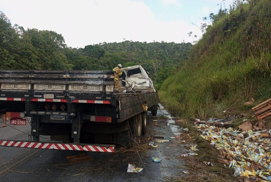 tragedia-na-br-1013A-caminhao-de-leite-capota-e-motorista-perde-a-vida