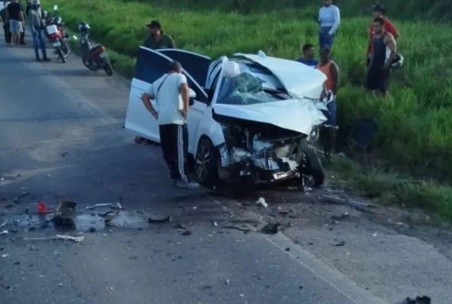 tragedia-na-br-1013A-homem-morre-e-tres-ficam-feridas-em-colisao-entre-caminhao-dos-correios-e-carro