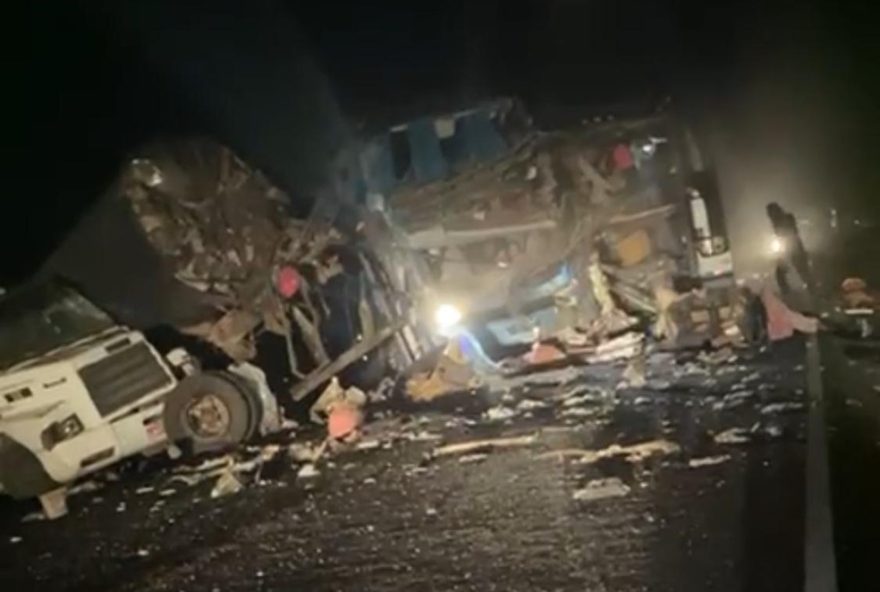 tragedia-na-br-1103A-cinco-mortos-e-21-feridos-em-acidente-de-onibus-e-carreta-noticias-da-bahia-e-medidas-de-seguranca-no-transito