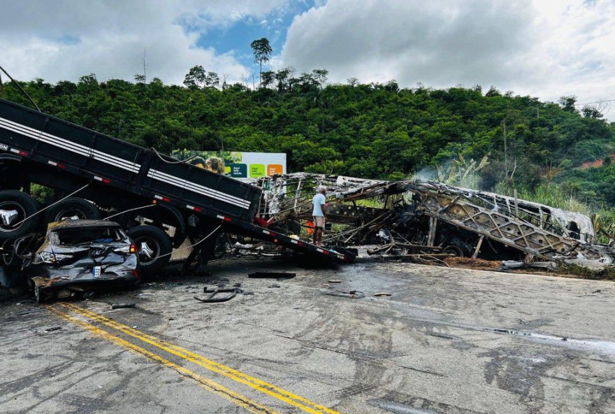 tragedia-na-br-1163A-36-corpos-identificados-apos-acidente-fatal-em-teofilo-otoni