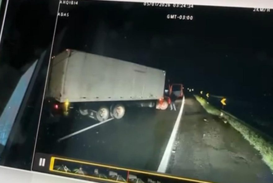 tragedia-na-br-1163A-camera-flagra-assalto-a-caminhao-resultando-em-acidente-fatal-com-van tragedia-na-br-1163A-camera-flagra-assalto-a-caminhao-resultando-em-acidente-fatal-com-van