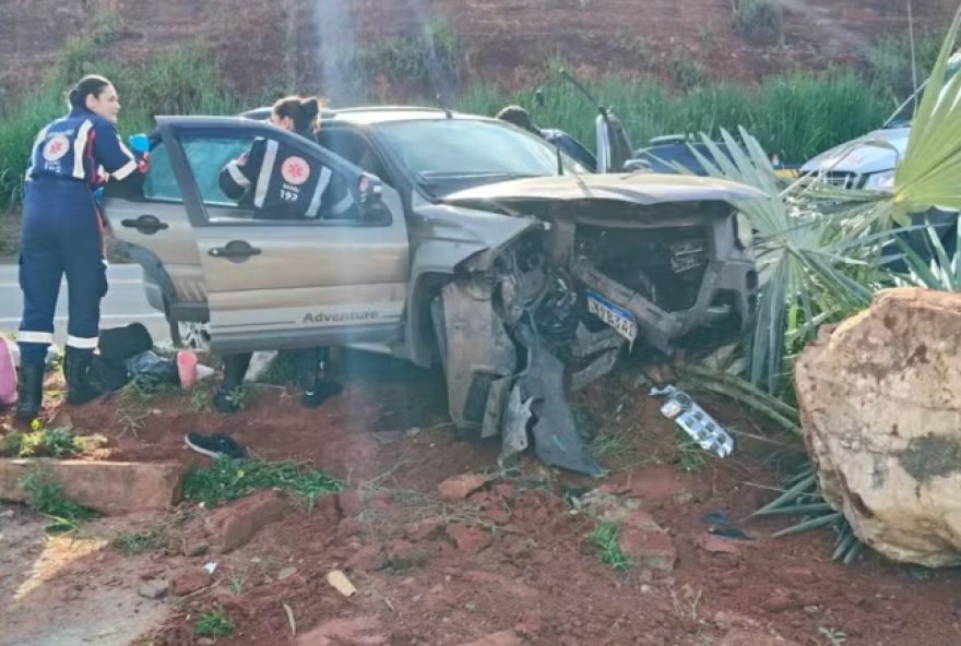 tragedia-na-br-1163A-mae-e-filho-morrem-em-acidente-de-carro-em-minas-gerais tragedia-na-br-1163A-mae-e-filho-morrem-em-acidente-de-carro-em-minas-gerais