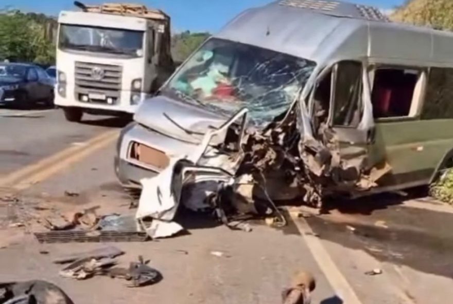tragedia-na-br-2223A-colisao-entre-carro-e-van-deixa-tres-mortos-em-buriticupu2C-ma