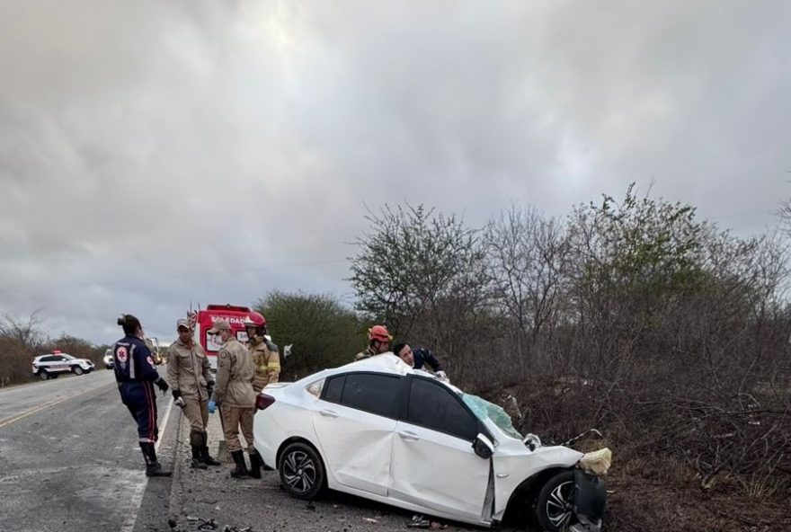tragedia-na-br-2303A-pai2C-mae-e-filho-morrem-em-acidente-entre-carro-e-carreta tragedia-na-br-2303A-pai2C-mae-e-filho-morrem-em-acidente-entre-carro-e-carreta