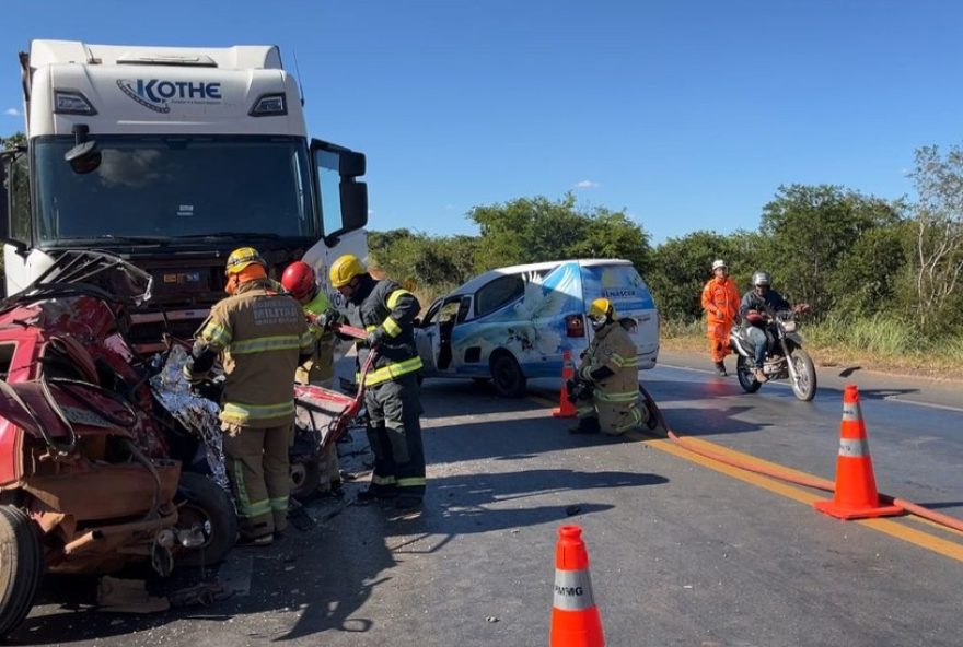 tragedia-na-br-2513A-casal-morre-em-acidente-entre-carro-e-caminhao-em-montes-claros