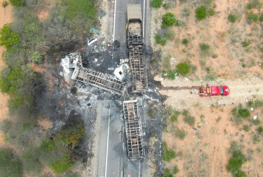 tragedia-na-br-3163A-colisao-entre-carretas-resulta-em-morte-de-motorista-carbonizado-em-petrolandia.-policia-investiga-causas