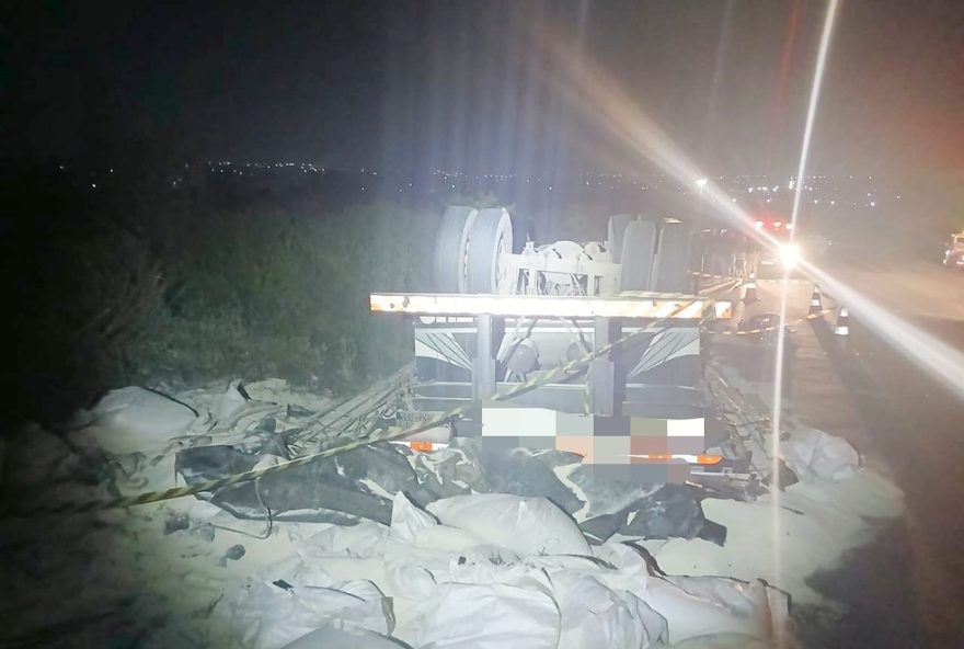 tragedia-na-br-4233A-caminhao-tomba-e-motorista-morre-preso-as-ferragens