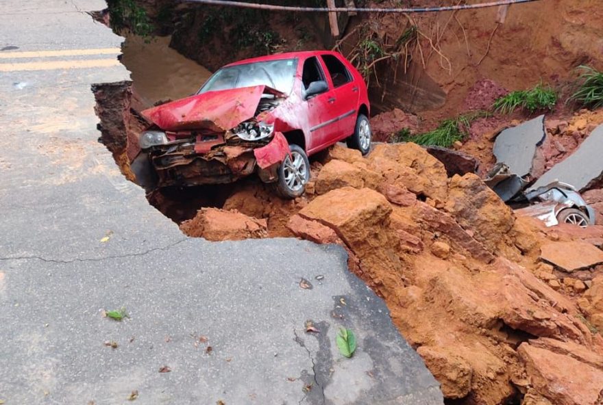 tragedia-na-br-4743A-pista-cede-e-engole-carros2C-resultando-em-tres-mortes