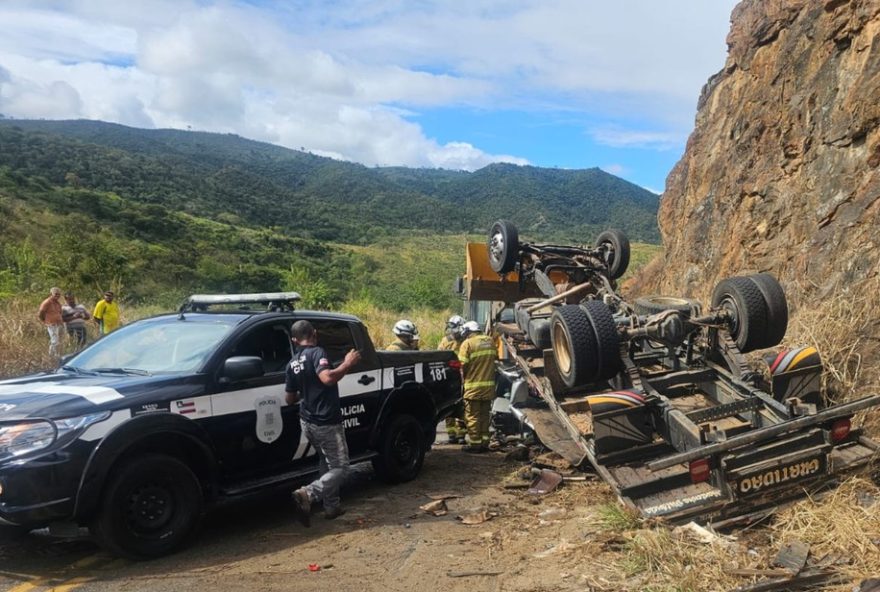 tragedia-na-br-6343A-acidente-fatal-entre-caminhao-e-carro-deixa-dois-mortos-na-bahia