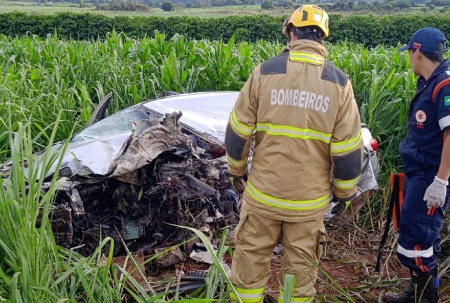 tragedia-na-mg-2303A-idosa-morre-em-colisao-entre-carro-e-caminhao