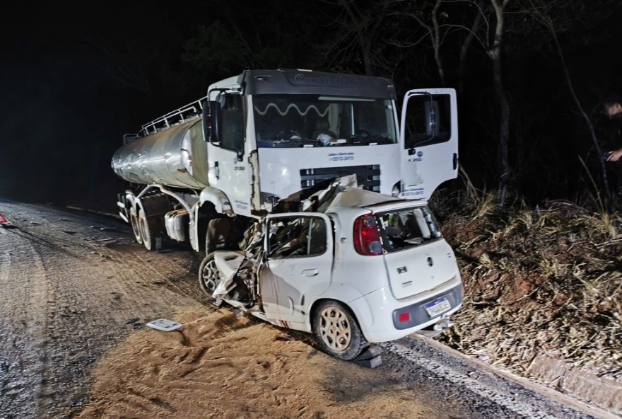tragedia-na-mgc-1353A-cinco-mortos-em-acidente-entre-carro-e-caminhao