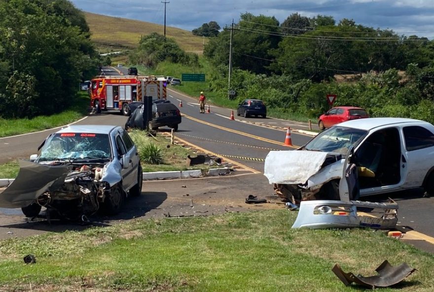tragedia-na-pr-1583A-2-mortos-e-3-feridos-em-colisao-de-veiculos.-seguranca-no-transito-em-destaque-apos-acidente-fatal-em-sulina tragedia-na-pr-1583A-2-mortos-e-3-feridos-em-colisao-de-veiculos.-seguranca-no-transito-em-destaque-apos-acidente-fatal-em-sulina