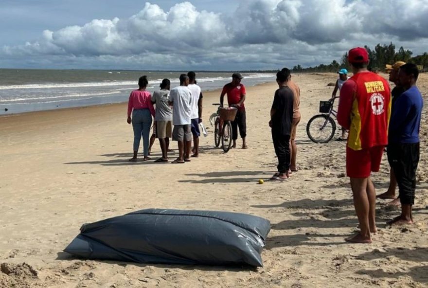 tragedia-na-praia-turistica-da-bahia3A-pai-e-filho-de-sao-paulo-morrem-afogados-em-nova-vicosa.-cuidados-ao-mergulhar-sao-essenciais