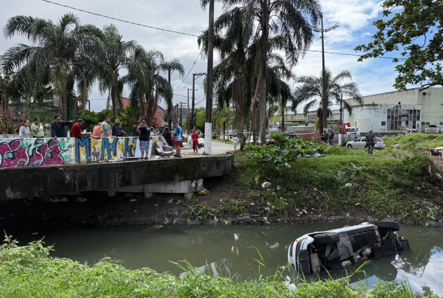 tragedia-no-litoral-de-sp3A-carro-de-luxo-tomba-em-canal2C-causando-morte-e-feridos