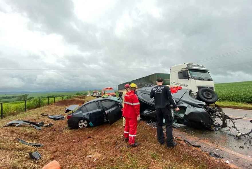 tragedia-no-parana3A-acidente-entre-dois-carros-deixa-cinco-mortos2C-apenas-crianca-de-6-anos-sobrevive