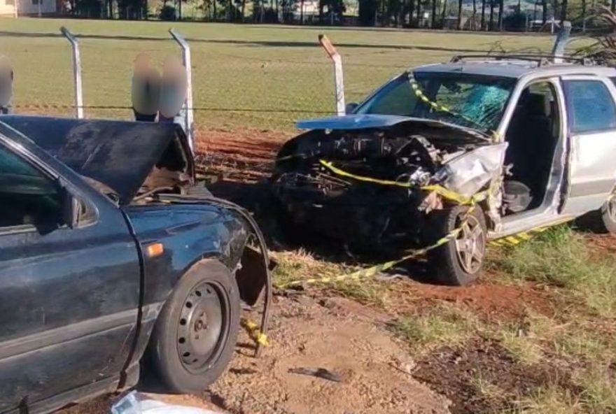 tragedia-no-parana3A-pai-morre-e-mae-e-filhos-ficam-feridos-em-acidente-entre-dois-carros