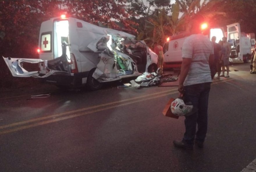 tragedia-no-sul-da-bahia3A-colisao-entre-ambulancia-e-veiculos-deixa-tres-mortos tragedia-no-sul-da-bahia3A-colisao-entre-ambulancia-e-veiculos-deixa-tres-mortos
