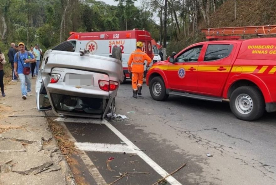 tragedia-no-transito3A-passageira-de-taxi-fica-gravemente-ferida-em-colisao-entre-3-carros-em-juiz-de-fora