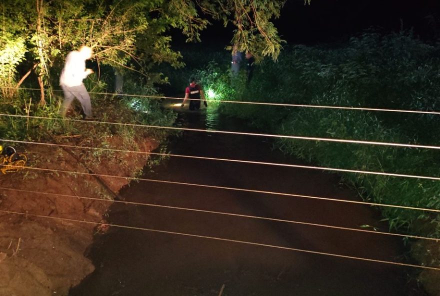 tragedia3A-crianca-morre-afogada-em-corrego-apos-familia-desatolar-carro-em-estrada-rural-de-sp tragedia3A-crianca-morre-afogada-em-corrego-apos-familia-desatolar-carro-em-estrada-rural-de-sp